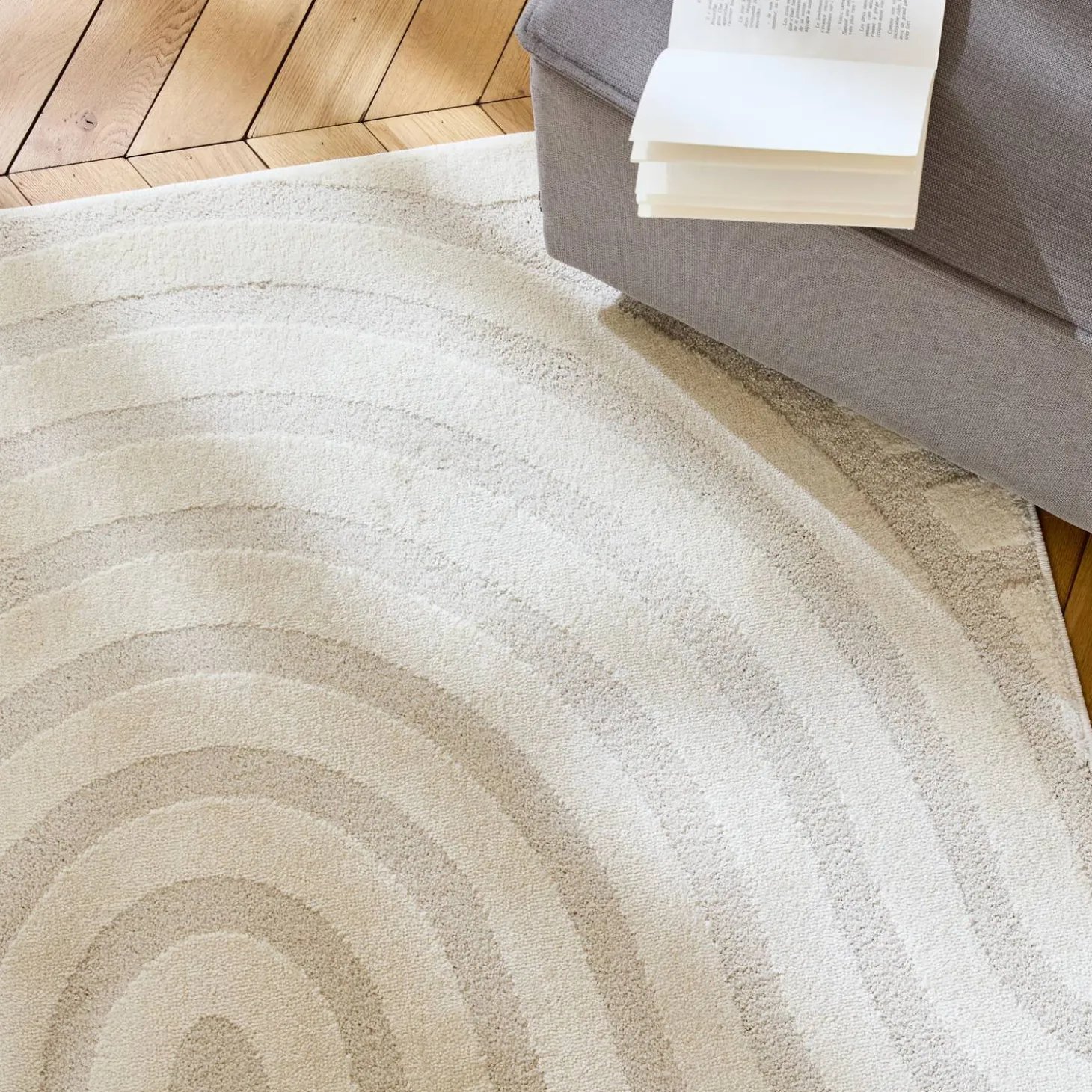 Alfombra interior con motivos de arcos crema