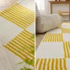 Alfombra interior con motivo damero amarillo y blanco