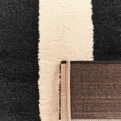 Alfombra interior con rayas en blanco y negro