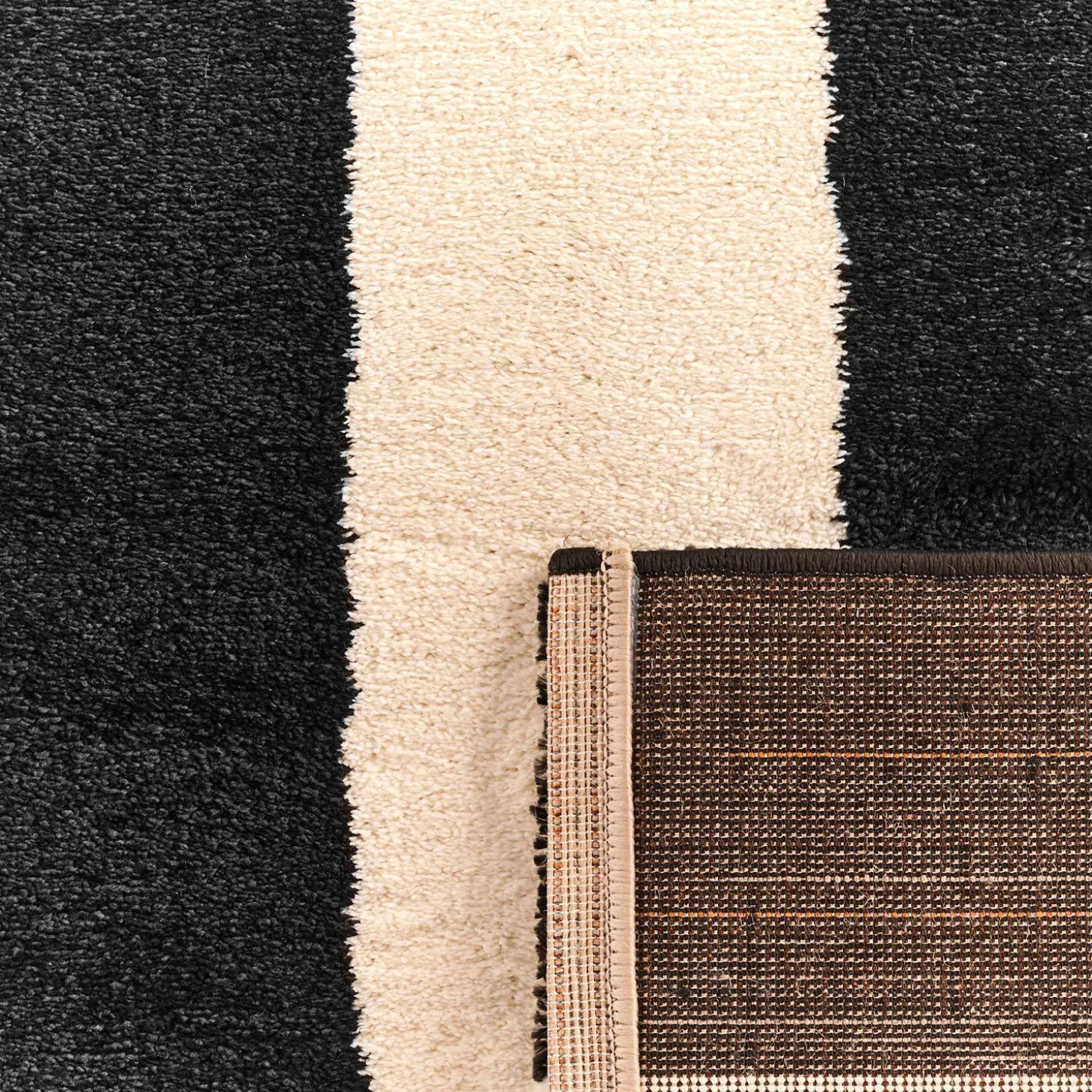 Alfombra interior con rayas en blanco y negro