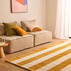 Alfombra interior con rayas ocre y blanco