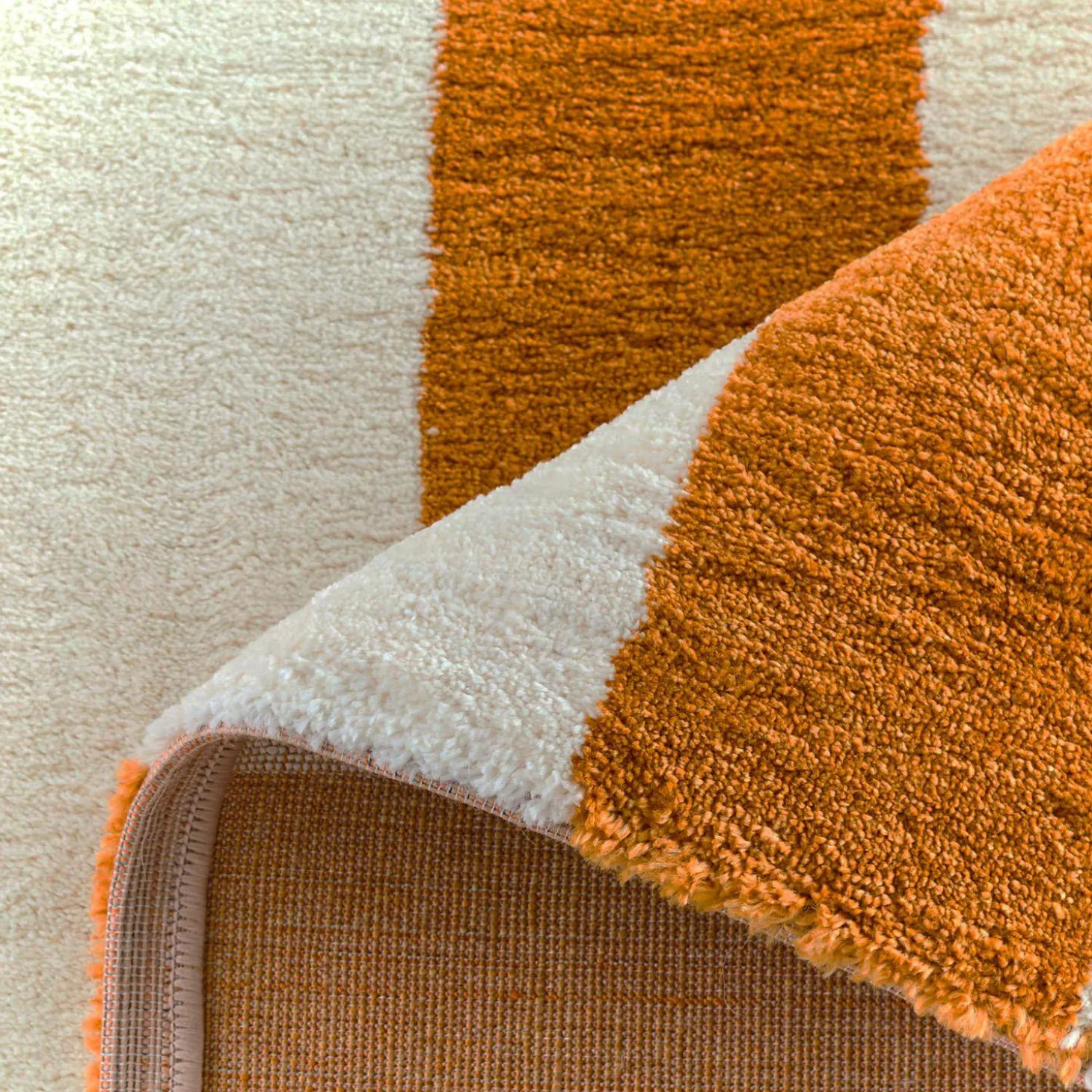 Alfombra interior con rayas ocre y blanco