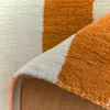 Alfombra interior con rayas ocre y blanco