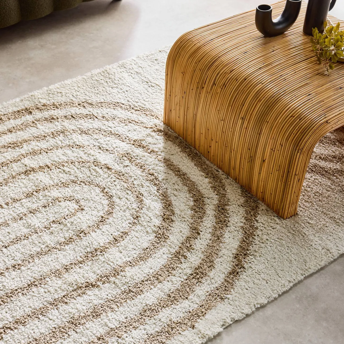Alfombra interior shaggy con diseños geométricos arco iris beige