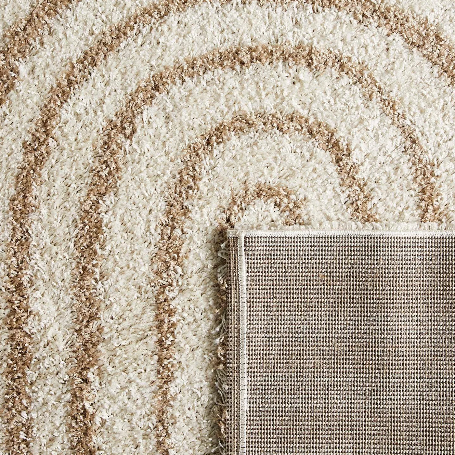 Alfombra interior shaggy con diseños geométricos arco iris beige
