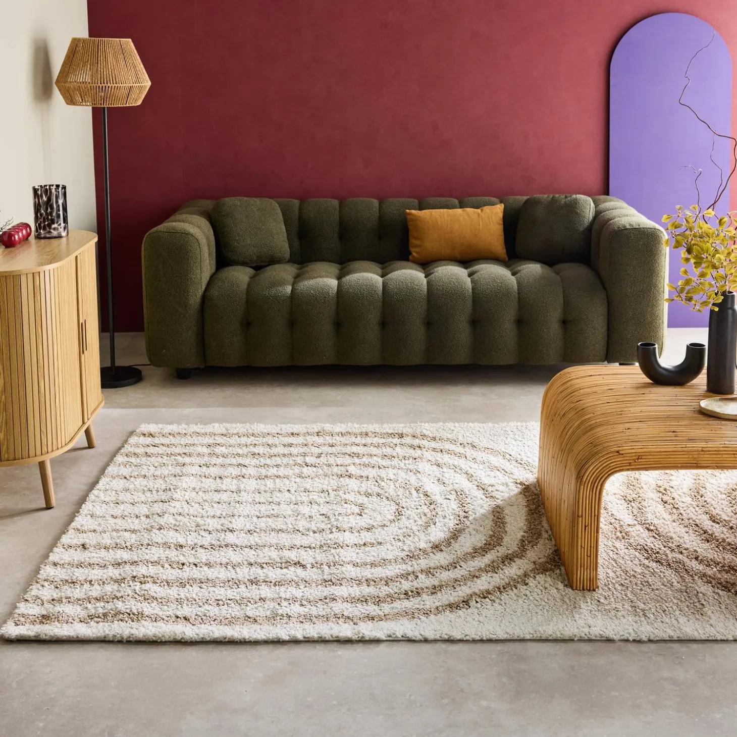 Alfombra interior shaggy con diseños geométricos arco iris beige