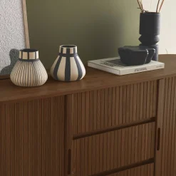 Aparador escandinavo efecto madera ranurada con 2 puertas correderas, 150cm