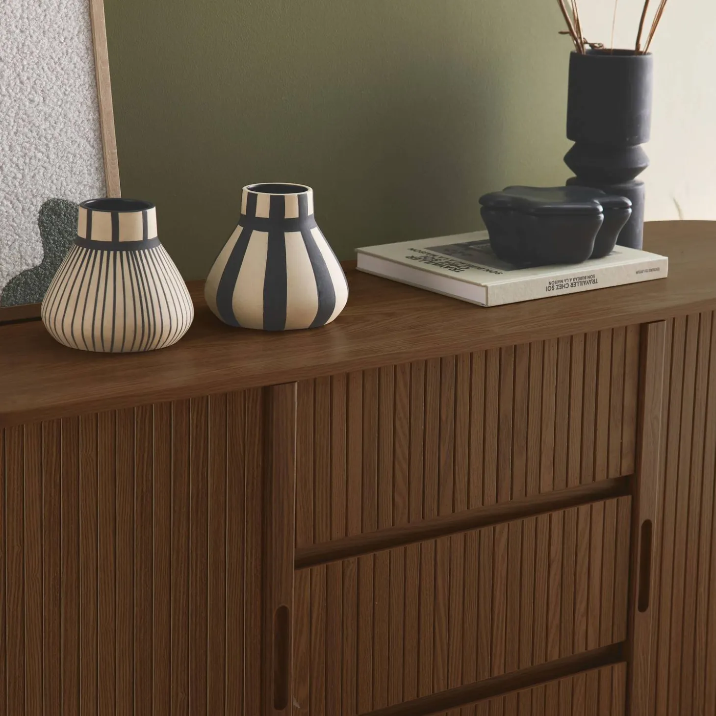 Aparador escandinavo efecto madera ranurada con 2 puertas correderas, 150cm