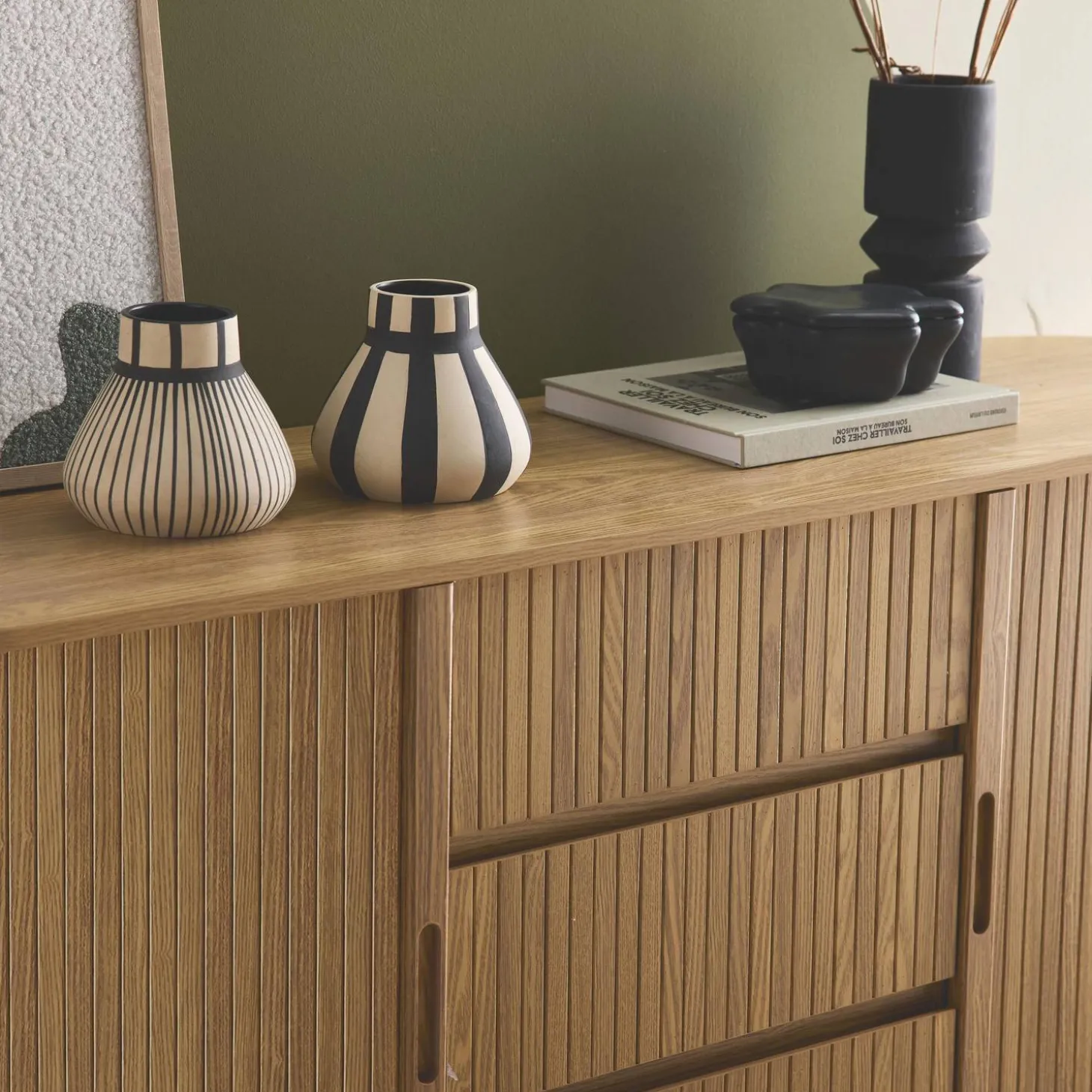 Aparador escandinavo efecto madera ranurada con 2 puertas correderas, 150cm