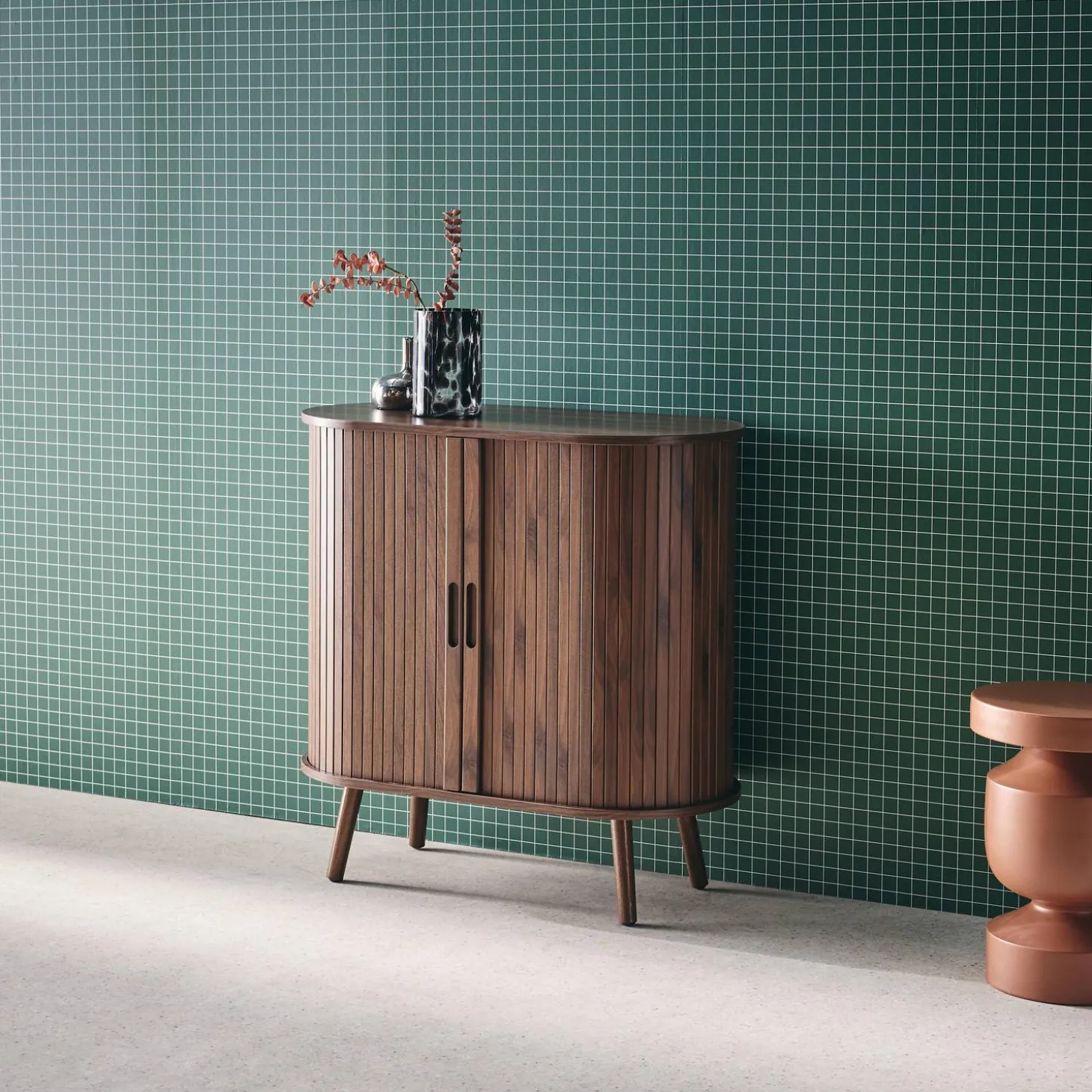 Aparador escandinavocon efecto madera ranurada, 80cm