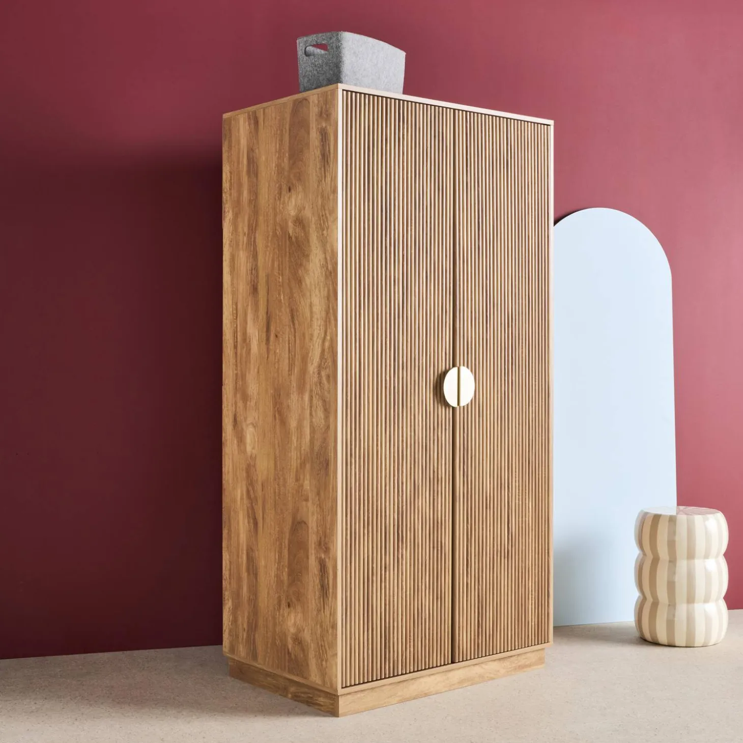 Armario vestidor efecto madera de mango ranurado, 2 puertas