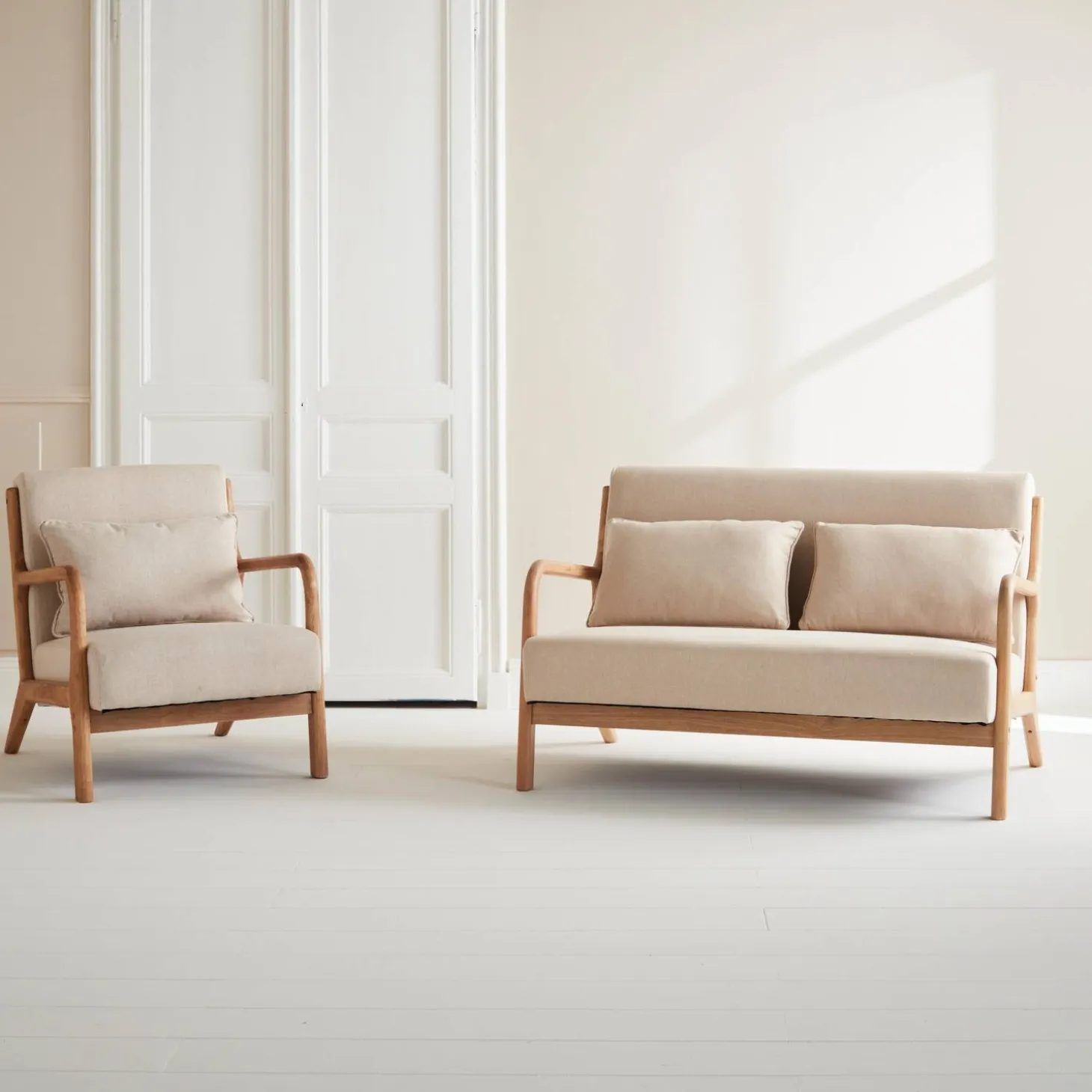Banqueta de 2 plazas + sillón de tela beige y madera