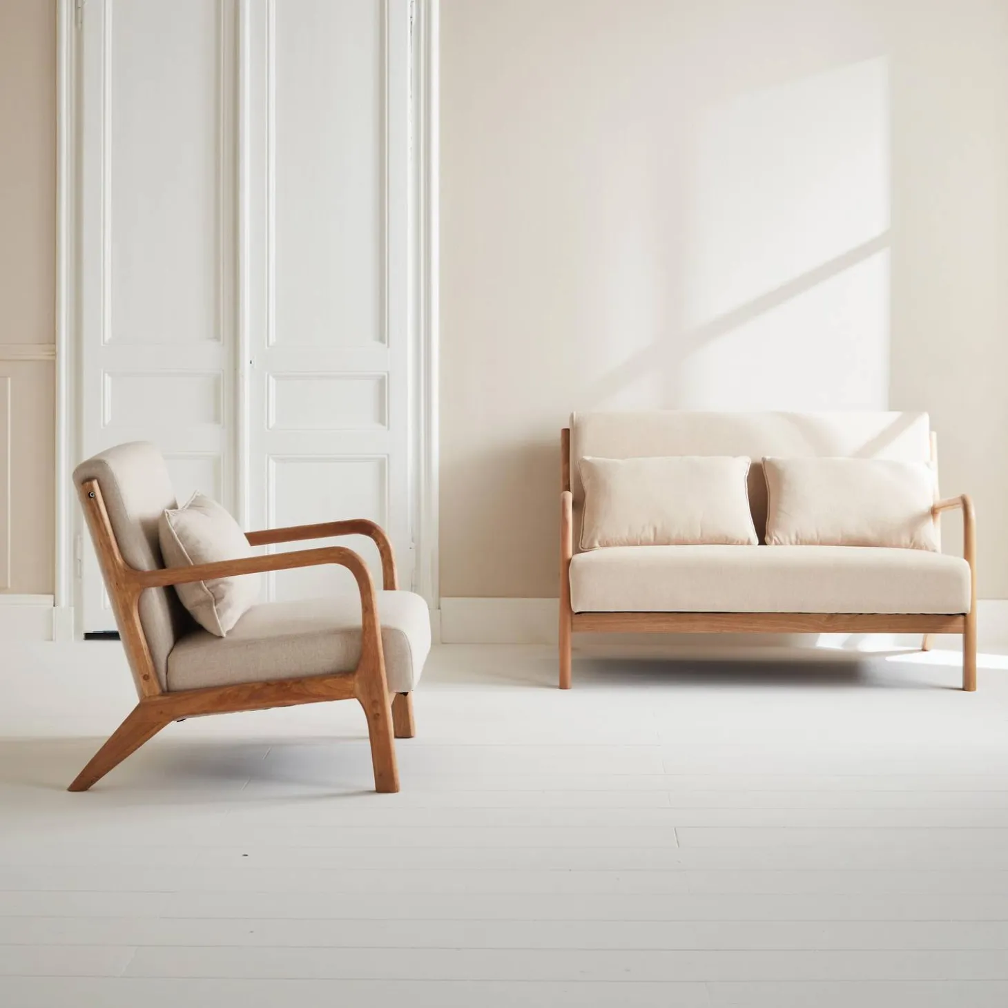 Banqueta de 2 plazas + sillón de tela beige y madera