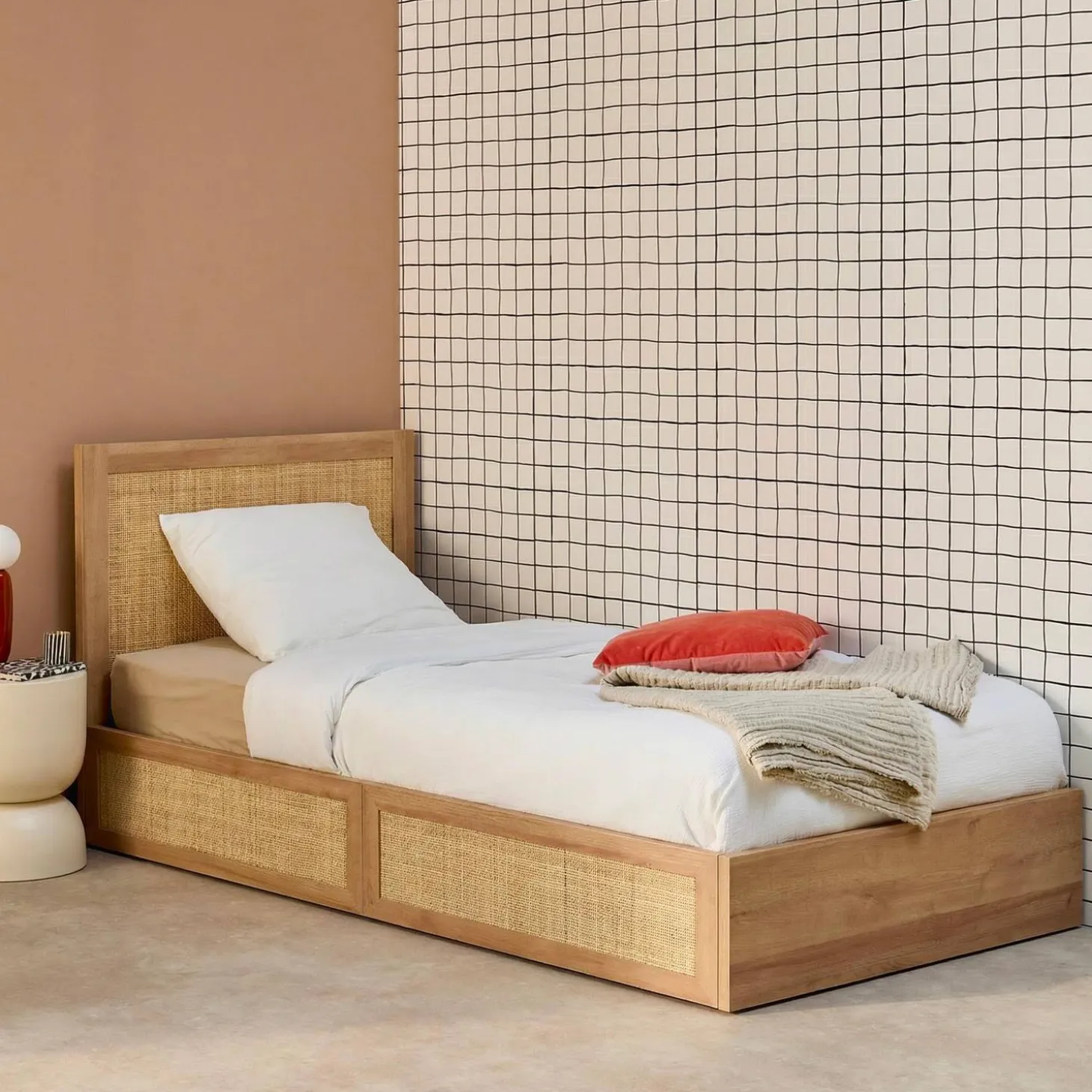 Cama bohemia con somier de láminas y cabecero 140x190cm + 2 cajones decorativos