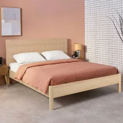 Cama con somier a láminas y cabecero 160x200cm, decoración madera