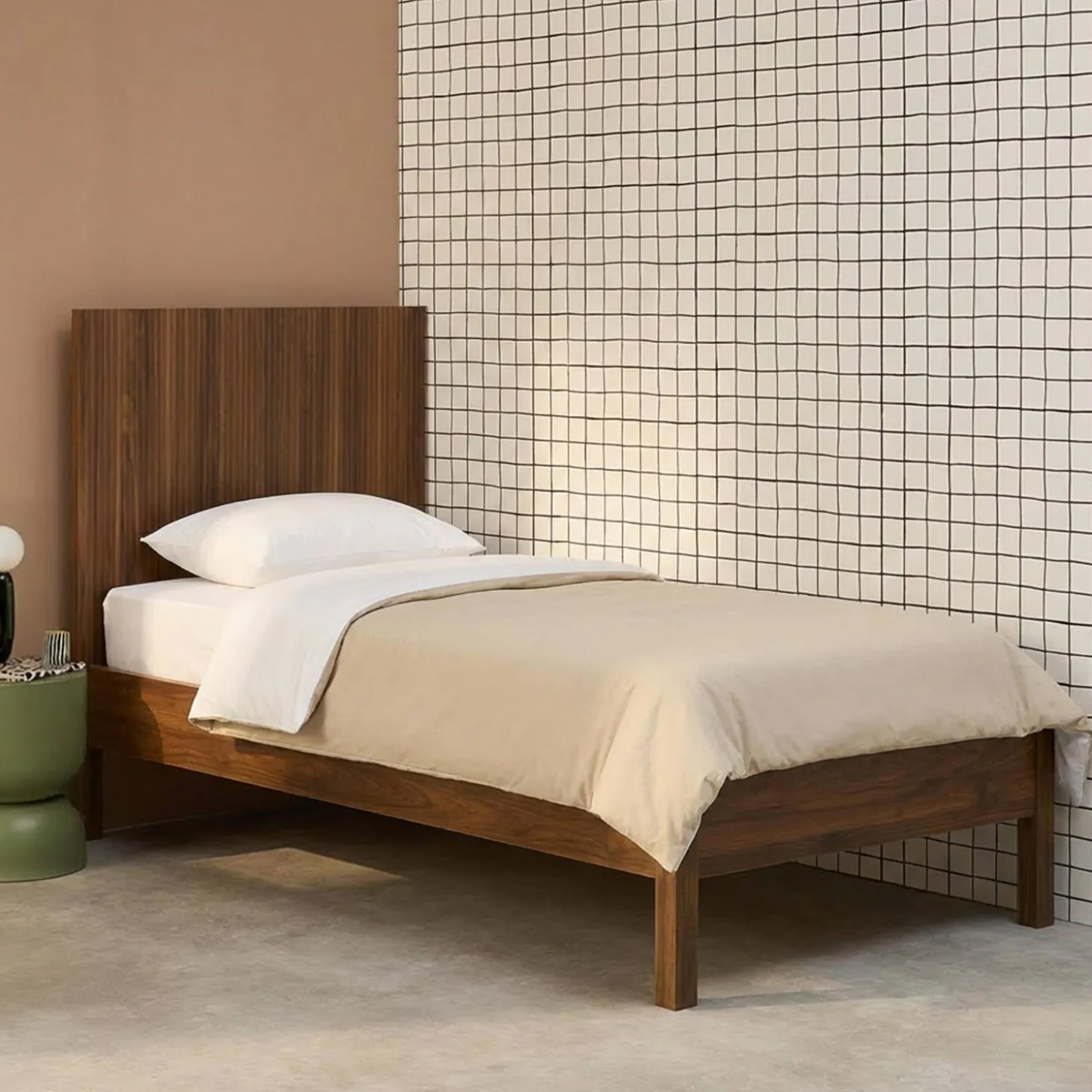 Cama con somier de láminas y cabecero 90x190cm, decoración madera