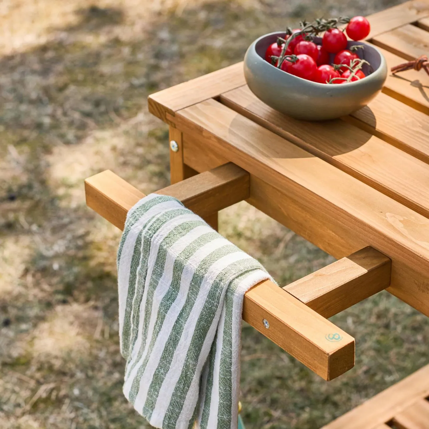 Carrito de cocina exterior de madera con ruedas