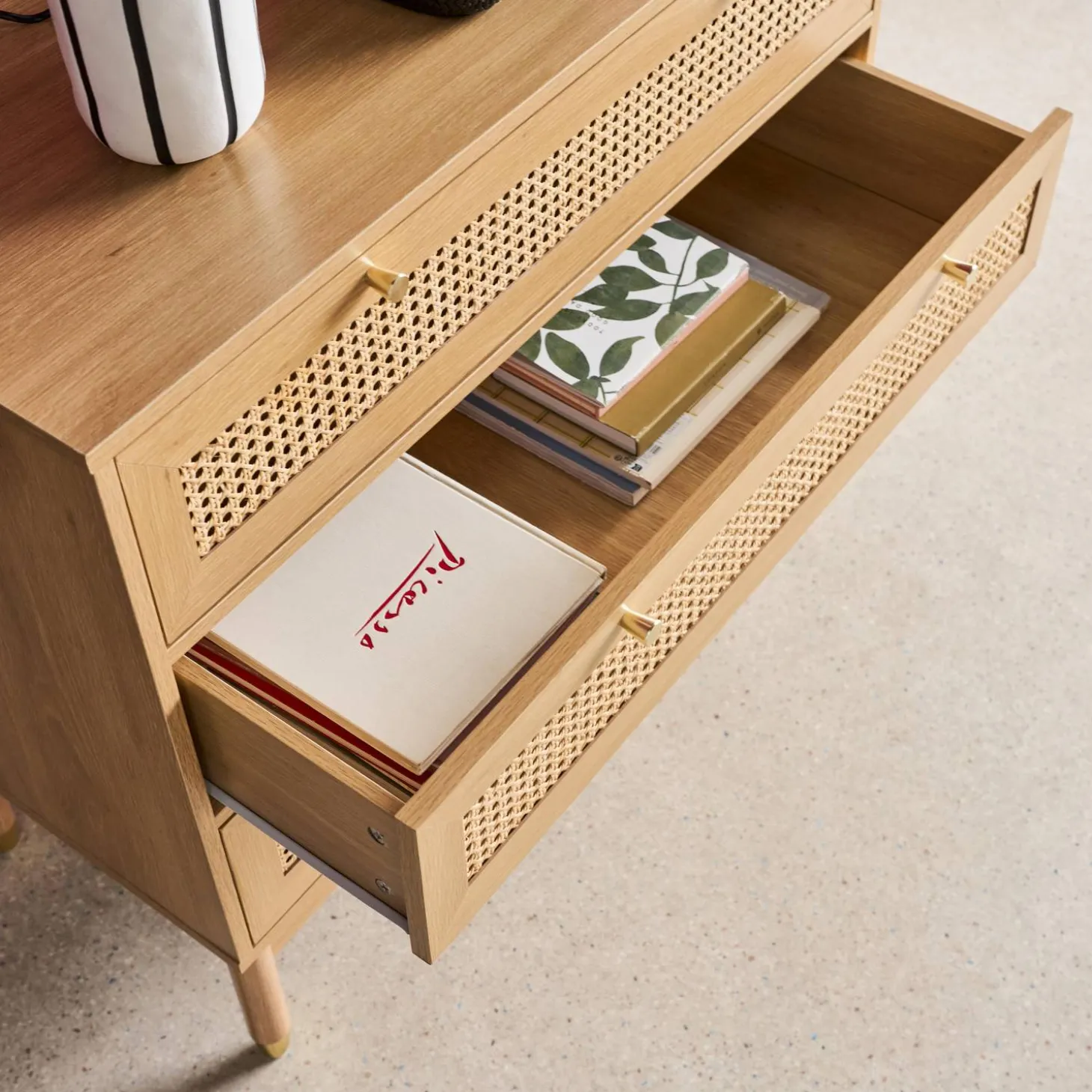 Cómoda con decoración madera y mimbre, 3 cajones