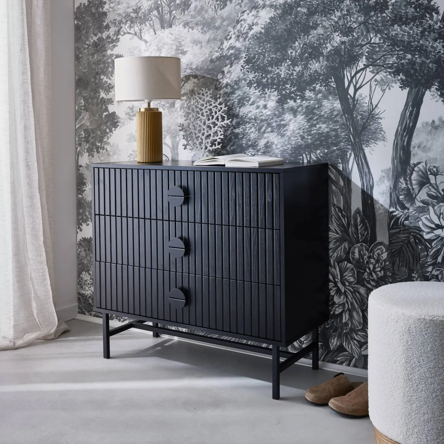 Cómoda con efecto madera y ranuras negras, 3 cajones