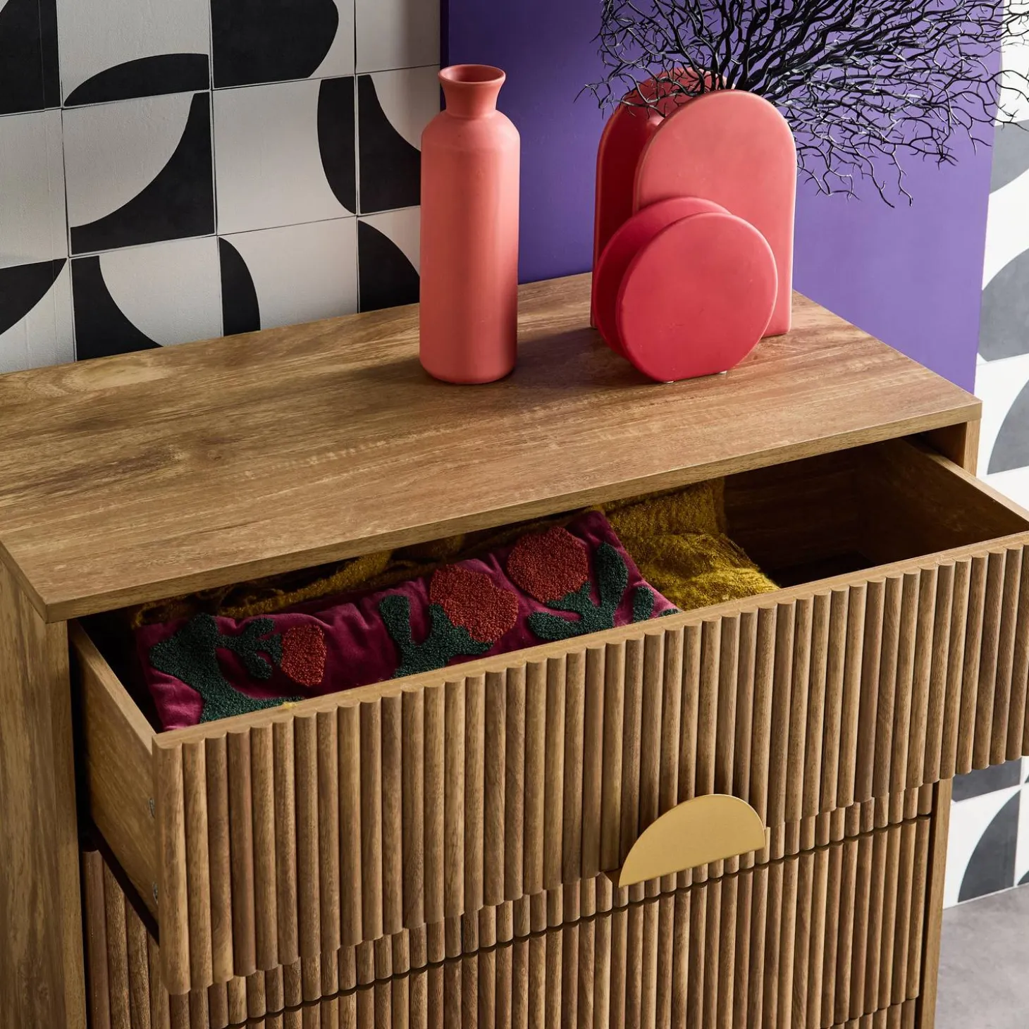 Cómoda de 4 cajones con ranuras efecto madera de mango