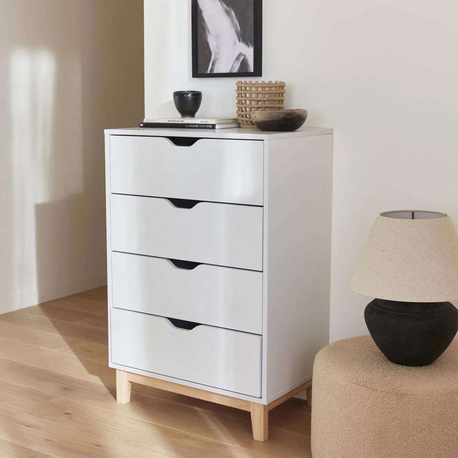 Cómoda efecto madera con patas de madera, 4 cajones