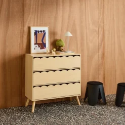 Cómoda infantil efecto madera con patas de pino, 3 cajones
