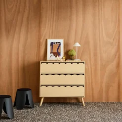 Cómoda infantil efecto madera con patas de pino, 3 cajones