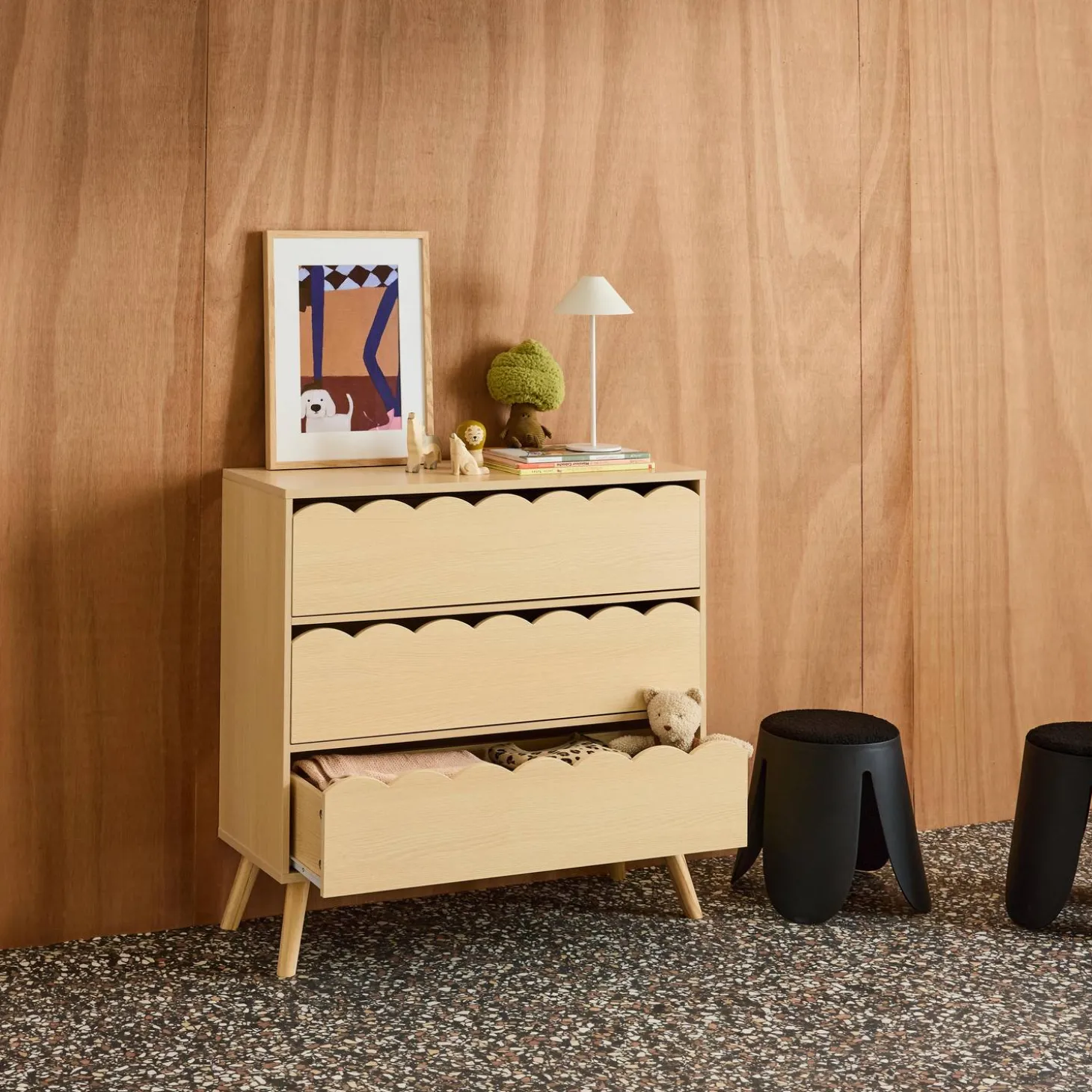 Cómoda infantil efecto madera con patas de pino, 3 cajones