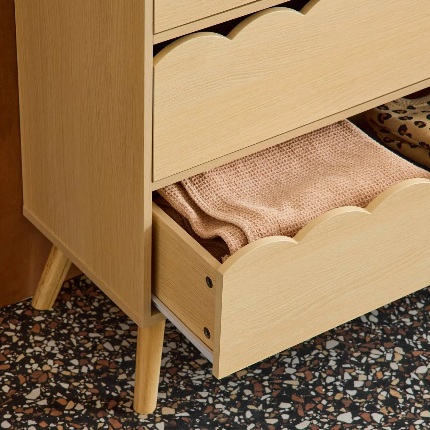 Cómoda infantil efecto madera con patas de pino, 3 cajones