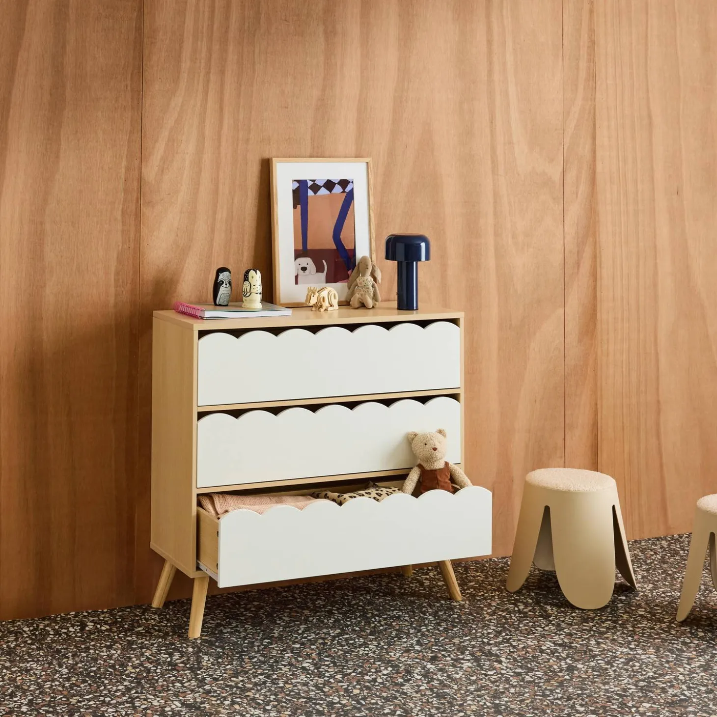 Cómoda infantil efecto madera con patas de pino, 3 cajones