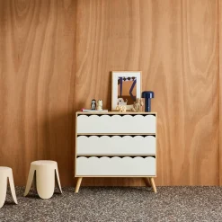 Cómoda infantil efecto madera con patas de pino, 3 cajones