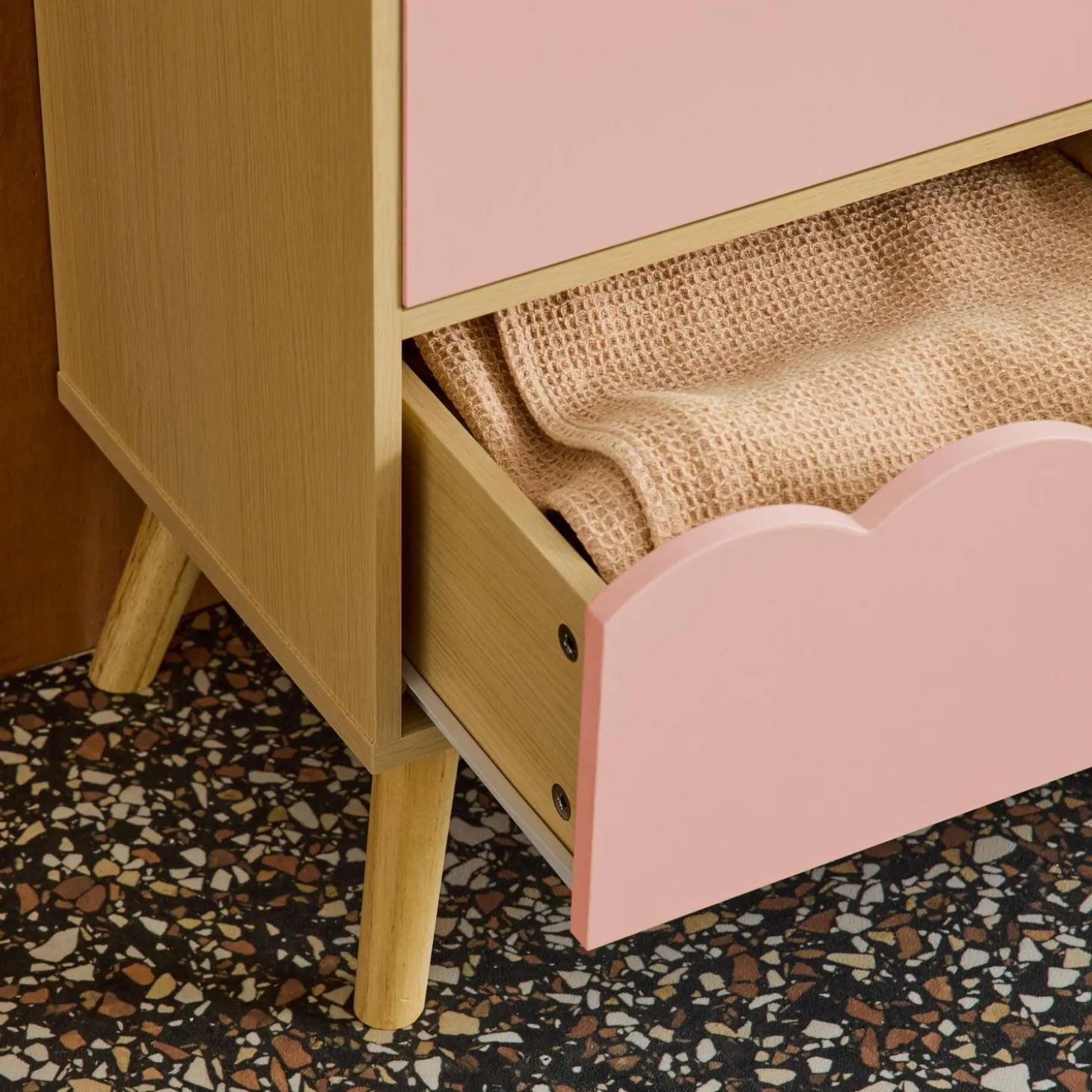 Cómoda infantil efecto madera con patas de pino, 3 cajones