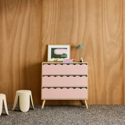 Cómoda infantil efecto madera con patas de pino, 3 cajones