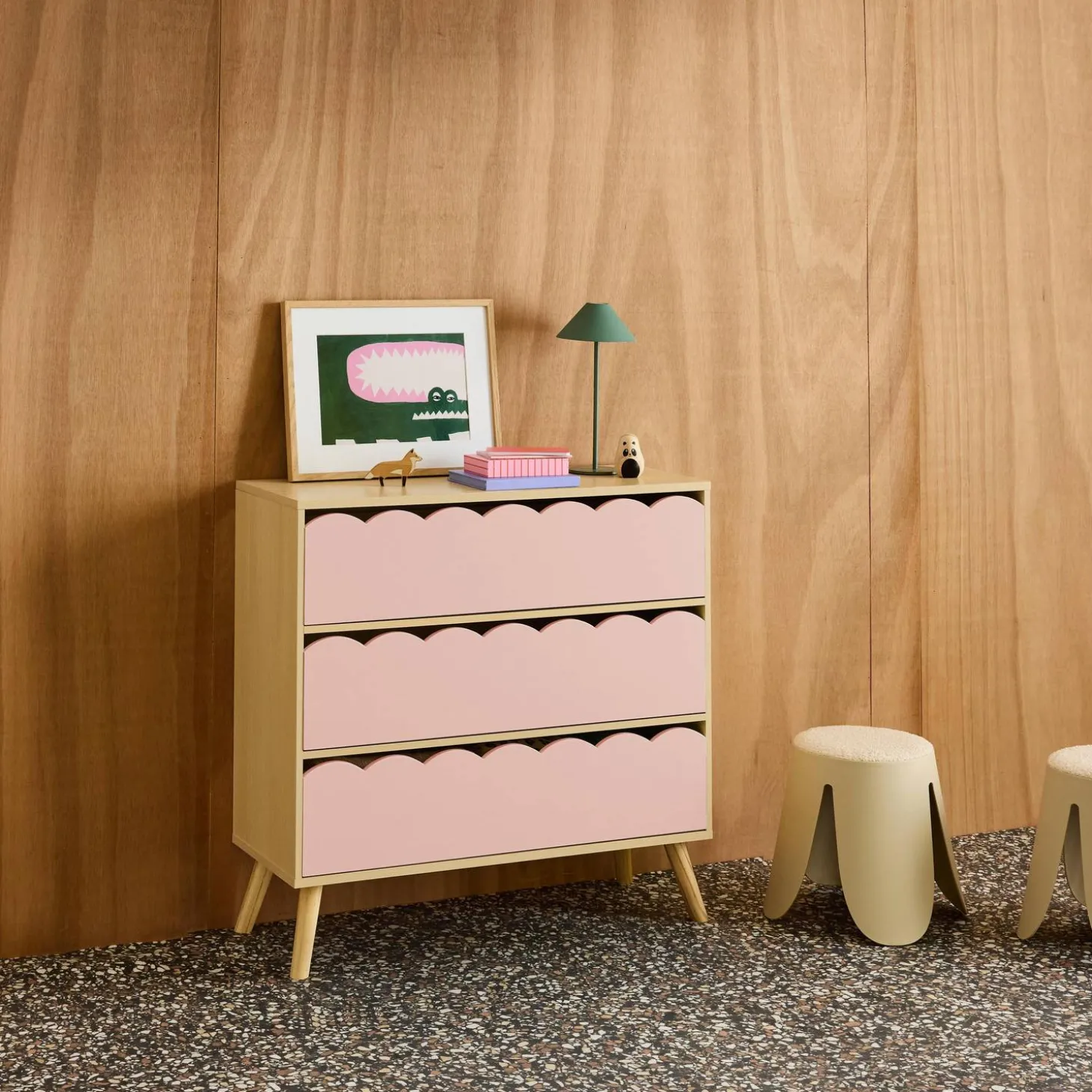Cómoda infantil efecto madera con patas de pino, 3 cajones