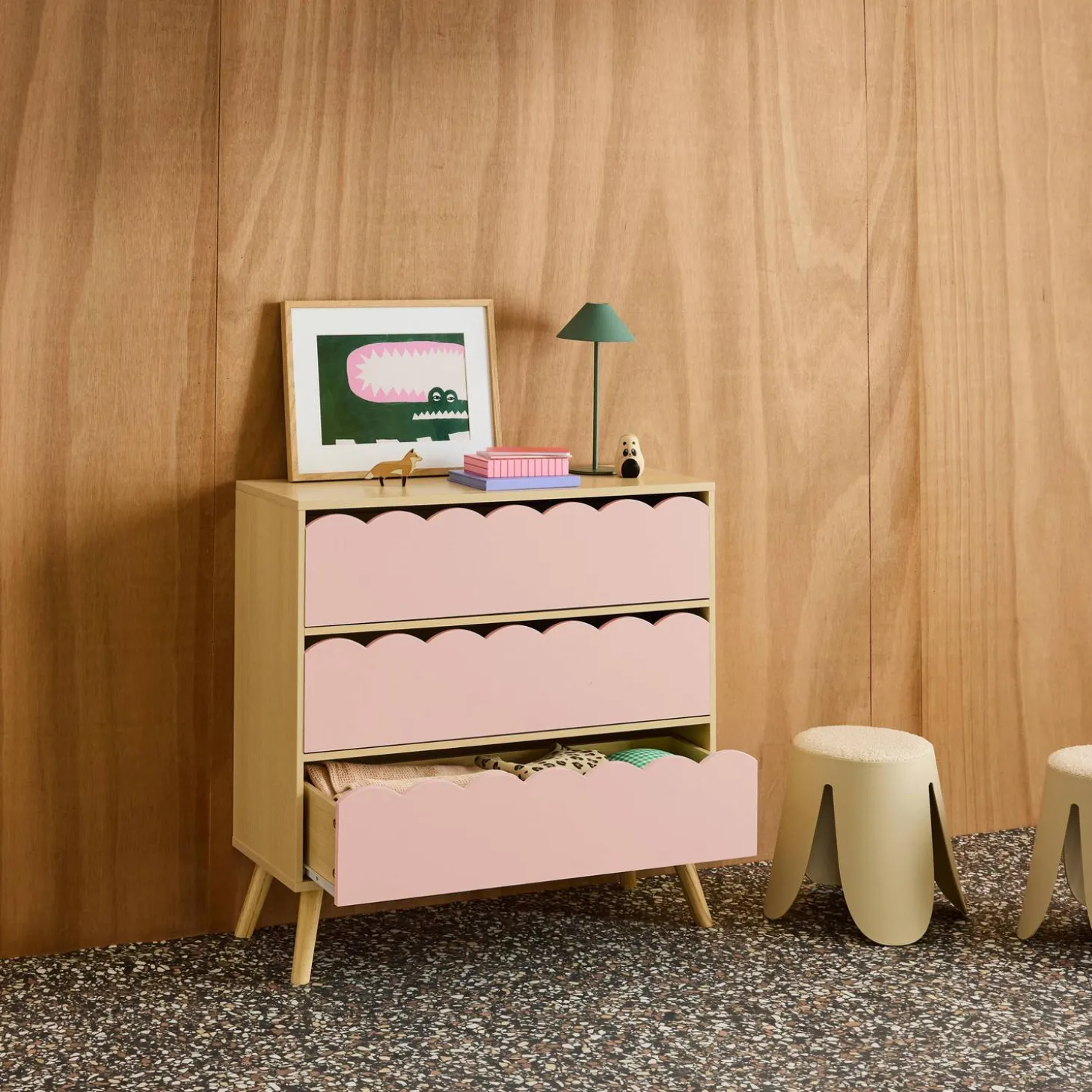 Cómoda infantil efecto madera con patas de pino, 3 cajones