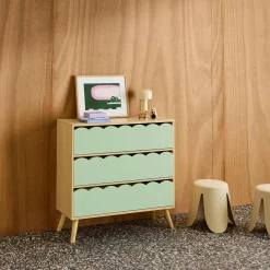 Cómoda infantil efecto madera con patas de pino, 3 cajones