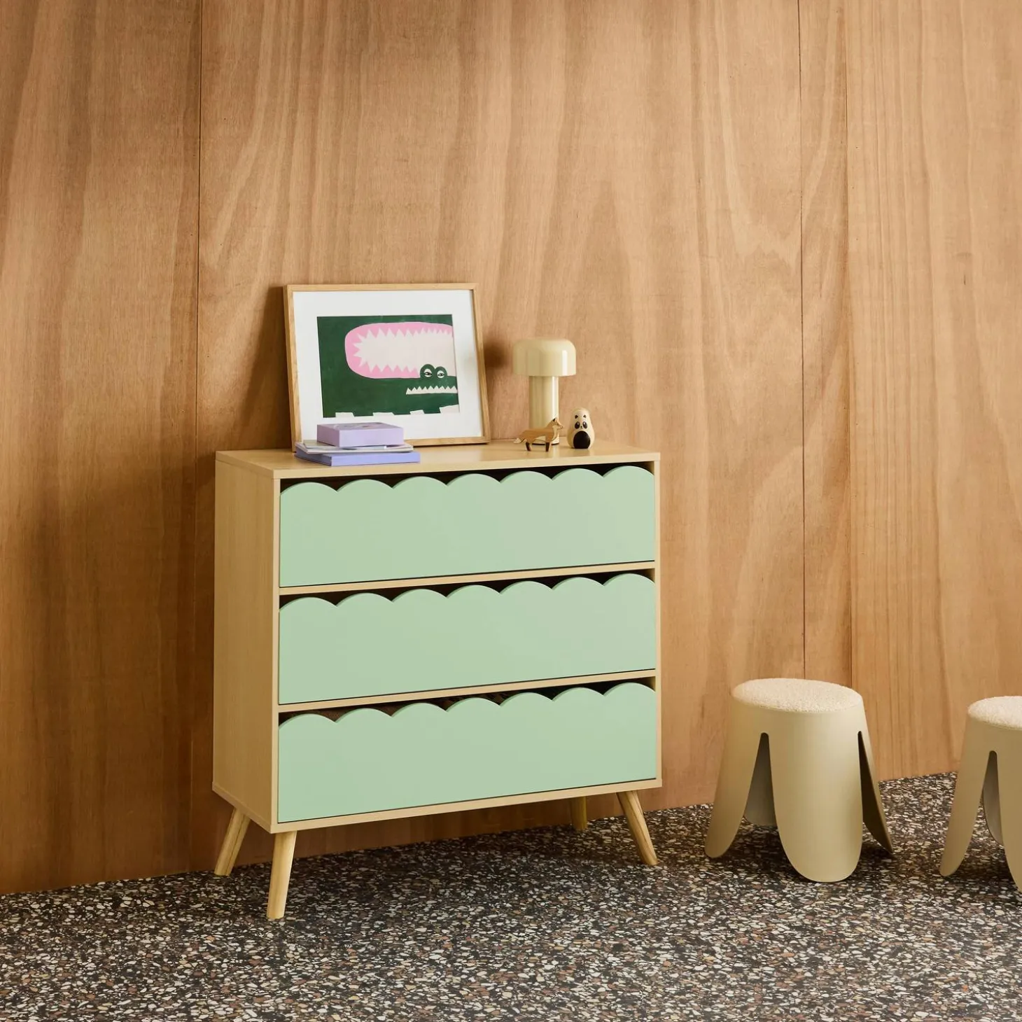 Cómoda infantil efecto madera con patas de pino, 3 cajones