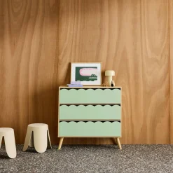 Cómoda infantil efecto madera con patas de pino, 3 cajones