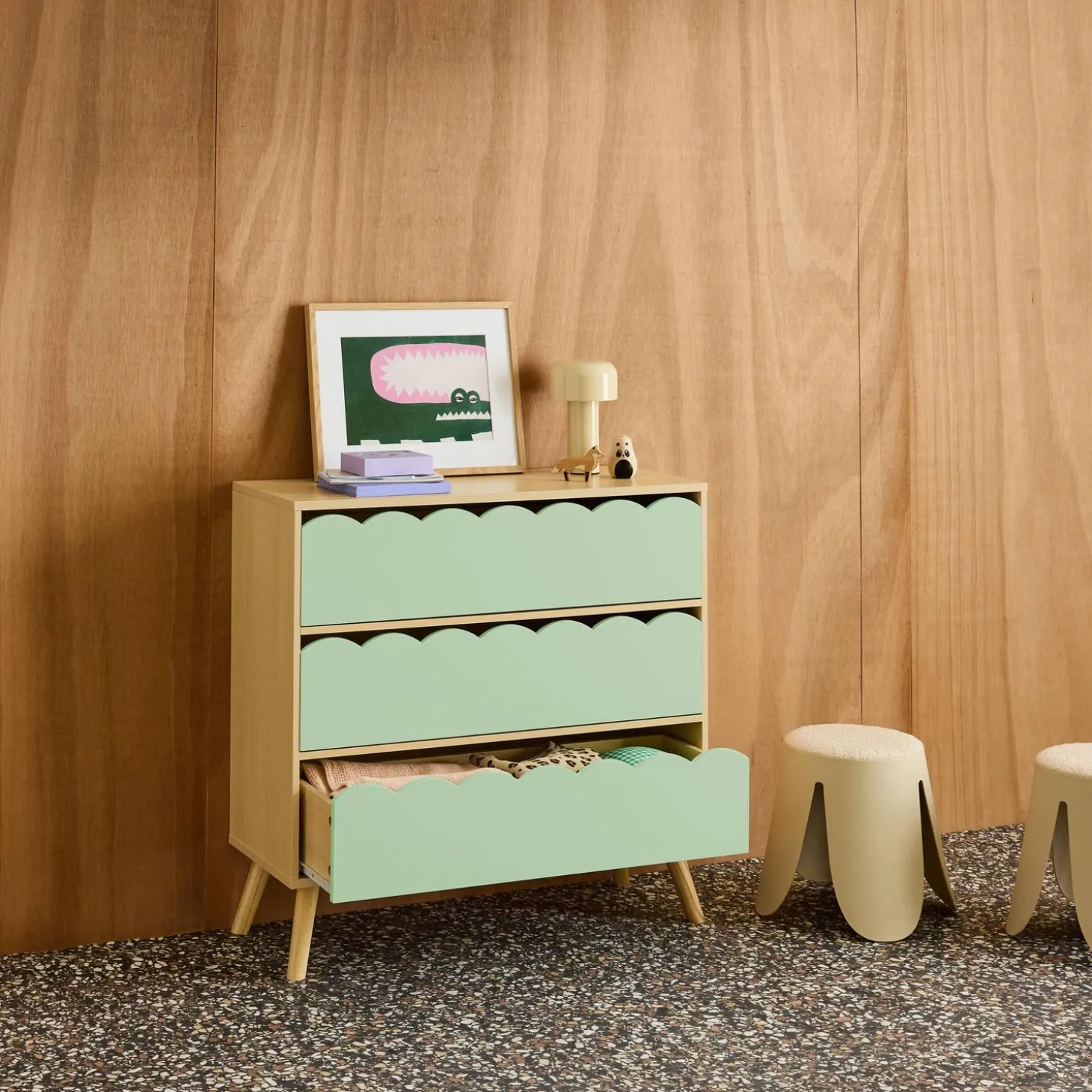 Cómoda infantil efecto madera con patas de pino, 3 cajones