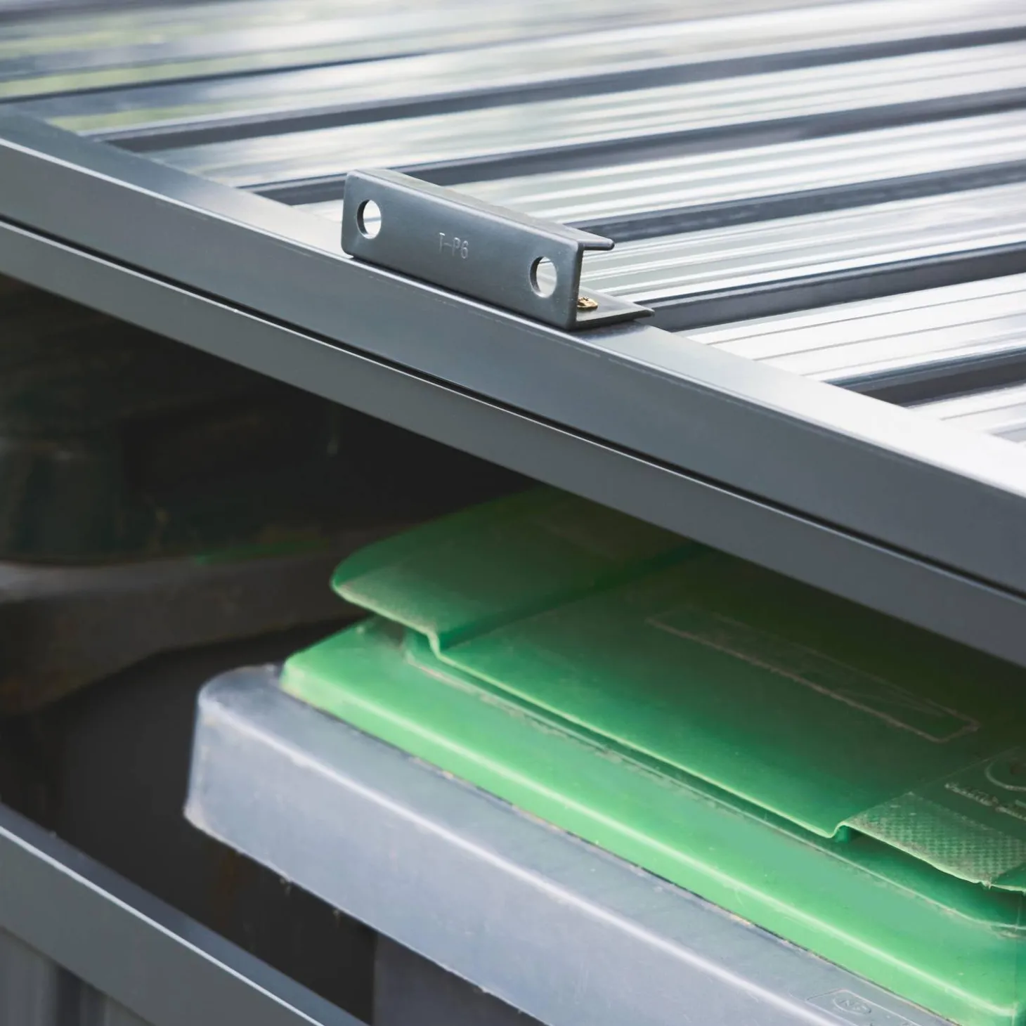 Cobertizo para cubo de basura de acero galvanizado gris