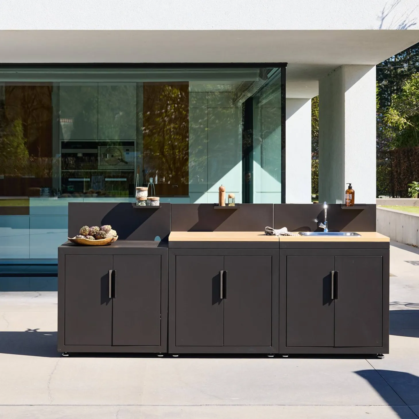 Cocina de exterior 3 módulos acero y decoración de madera
