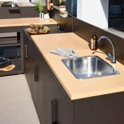 Cocina de exterior 5 módulos acero y decoración madera