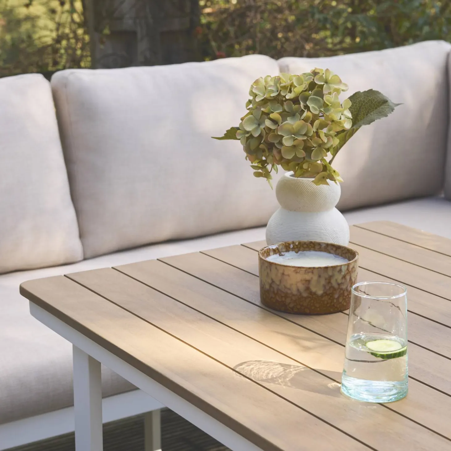 Conjunto de jardín en madera de acacia y aluminio de 8 plazas