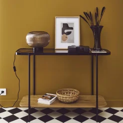 Consola vintage de metal negro con tapa de cristal y decoración de madera, 110cm
