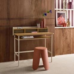 Escritorio de metal y decoración de madera con 3 nichos