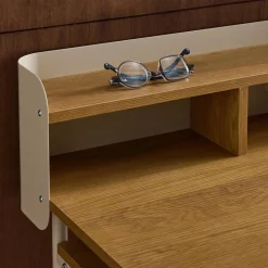 Escritorio de metal y decoración de madera con 3 nichos