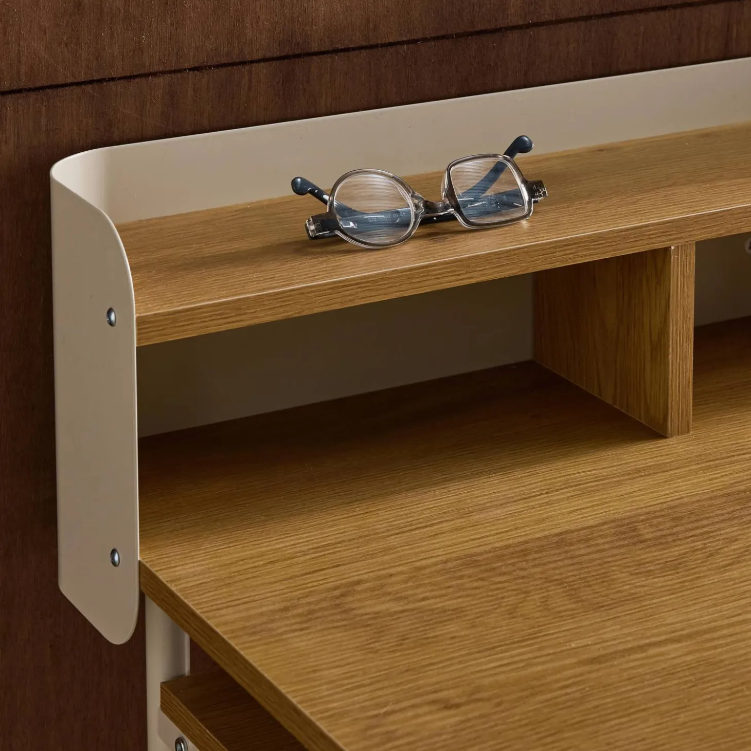 Escritorio de metal y decoración de madera con 3 nichos
