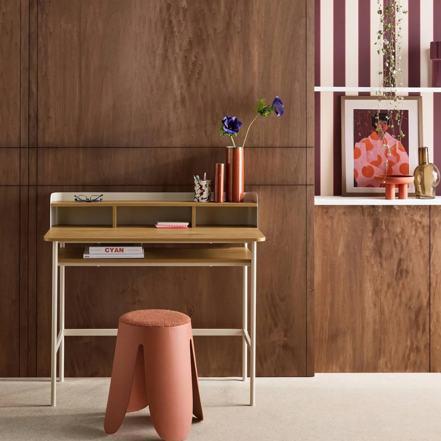 Escritorio de metal y decoración de madera con 3 nichos