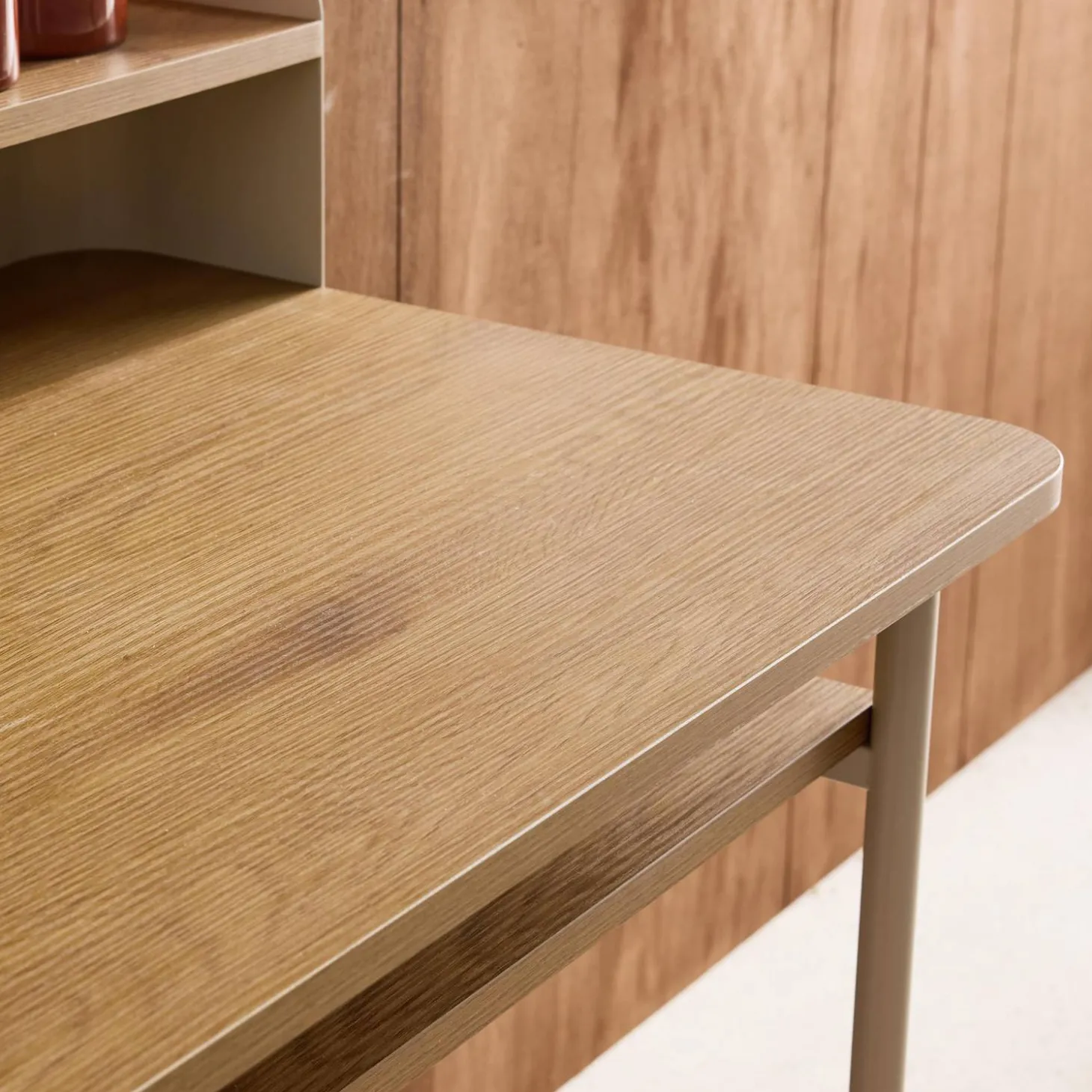 Escritorio de metal y decoración de madera con 3 nichos