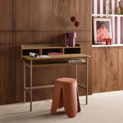 Escritorio de metal y decoración de madera con 3 nichos
